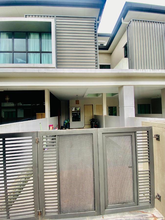 Faizal Madhi Homestay Kuching Exterior photo